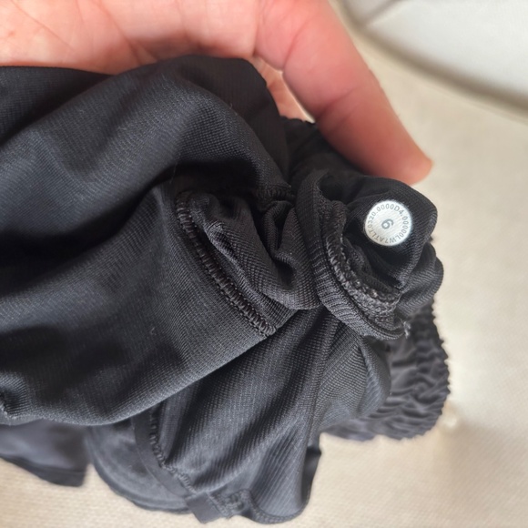 Lululemon Multi Grey Camo Hotty Hot Short II Long 4” - Size 6 - Picture 3 of 4